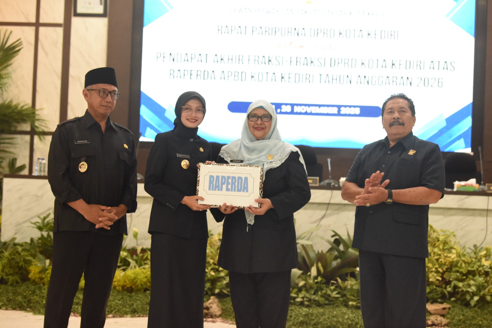 Raperda APBD Tahun Anggaran 2026 Disetujui menjadi Perda, Mbak Wali Tekankan Penguatan Layanan Dasar untuk Warga Kediri