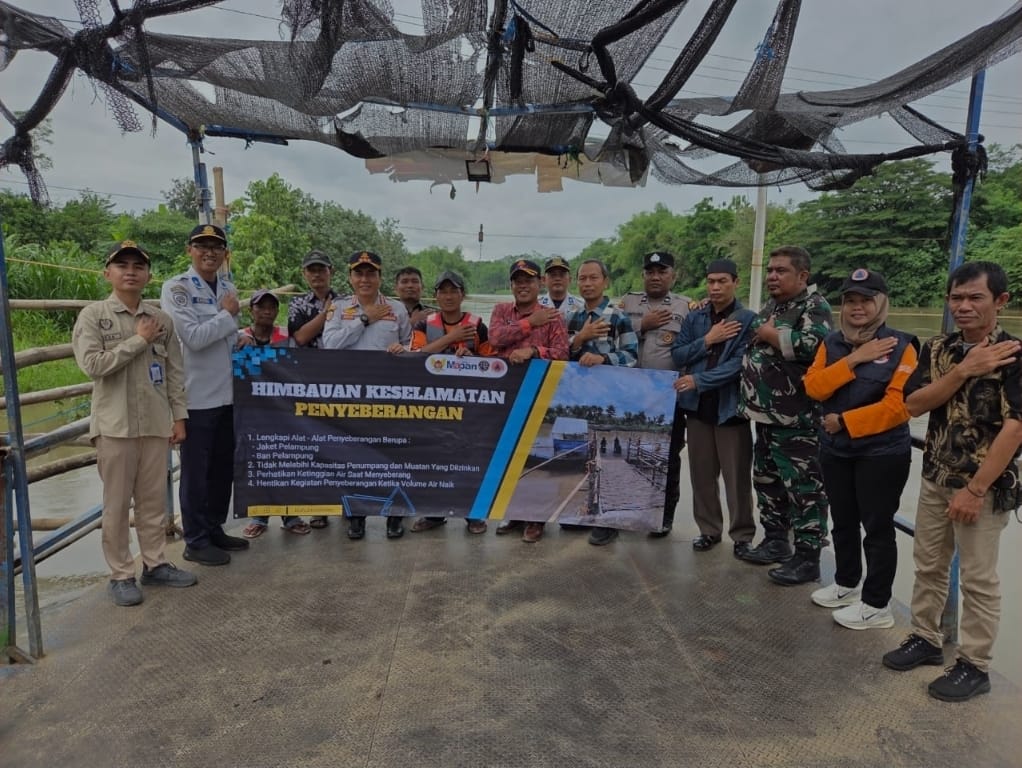 Antisipasi Keselamatan Jelang Puncak Musim Hujan, Dishub Kota Kediri Bagikan Jaket Pelampung dan Beri Imbauan Operator Perahu Tambangan 