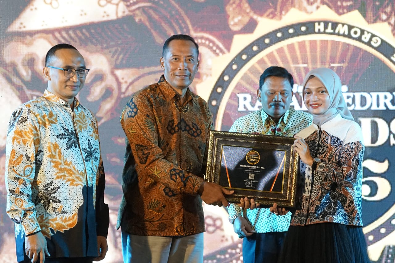 Mbak Wali Sabet Anugerah A Transformative Young Mayor 2025 Radar Kediri Awards, Tegaskan Perubahan di Kota Kediri Tidak Boleh Berhenti 
