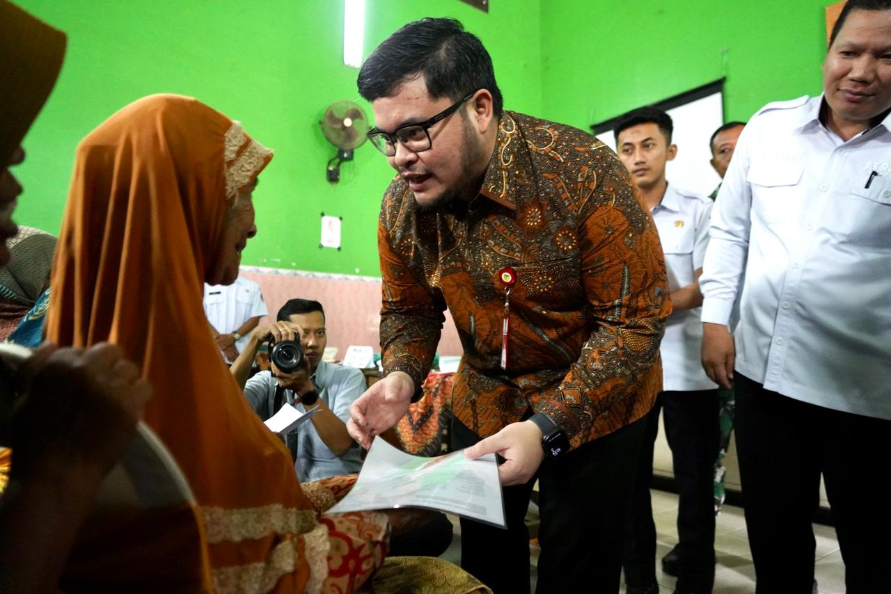 Mas Dhito Serahkan 5800 Sertifikat Tanah Warga Tiron