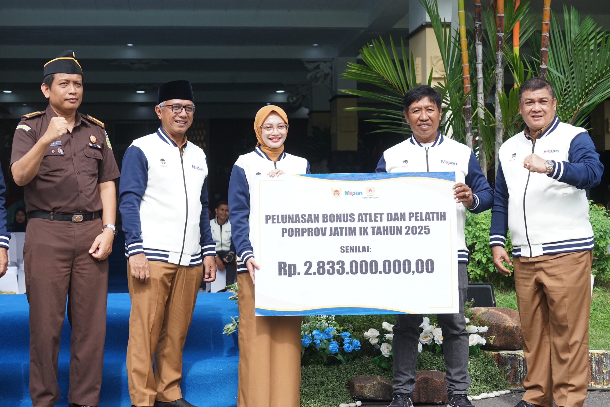 Mbak Wali Serahkan SK Kenaikan Pangkat ASN, BLT, dan Apresiasi Atlet Berprestasi dalam Apel Penuh Semangat