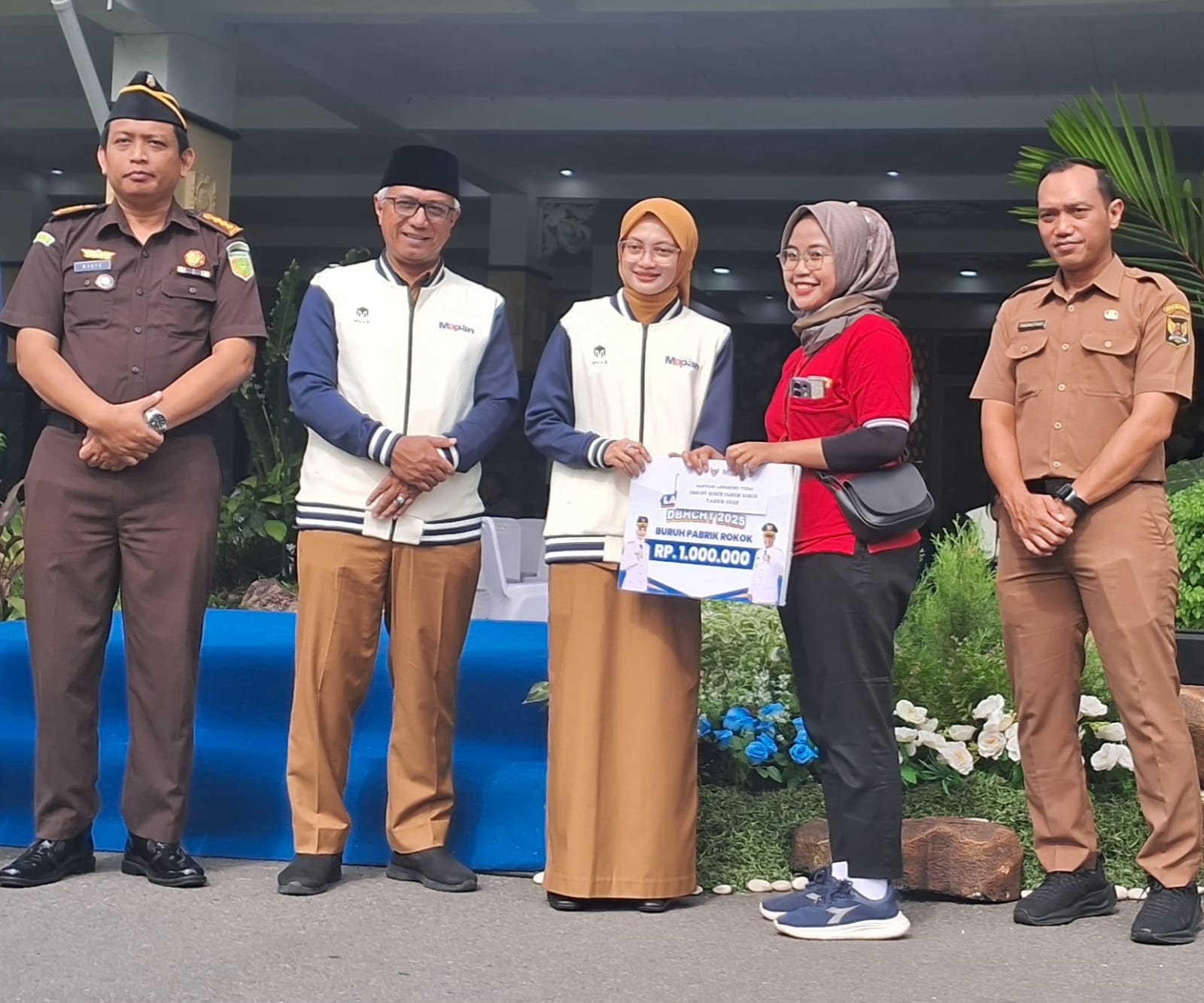 Ribuan Buruh Pabrik Rokok di Kota Kediri Full Senyum, Menerima BLT DBHCHT Tahun 2025