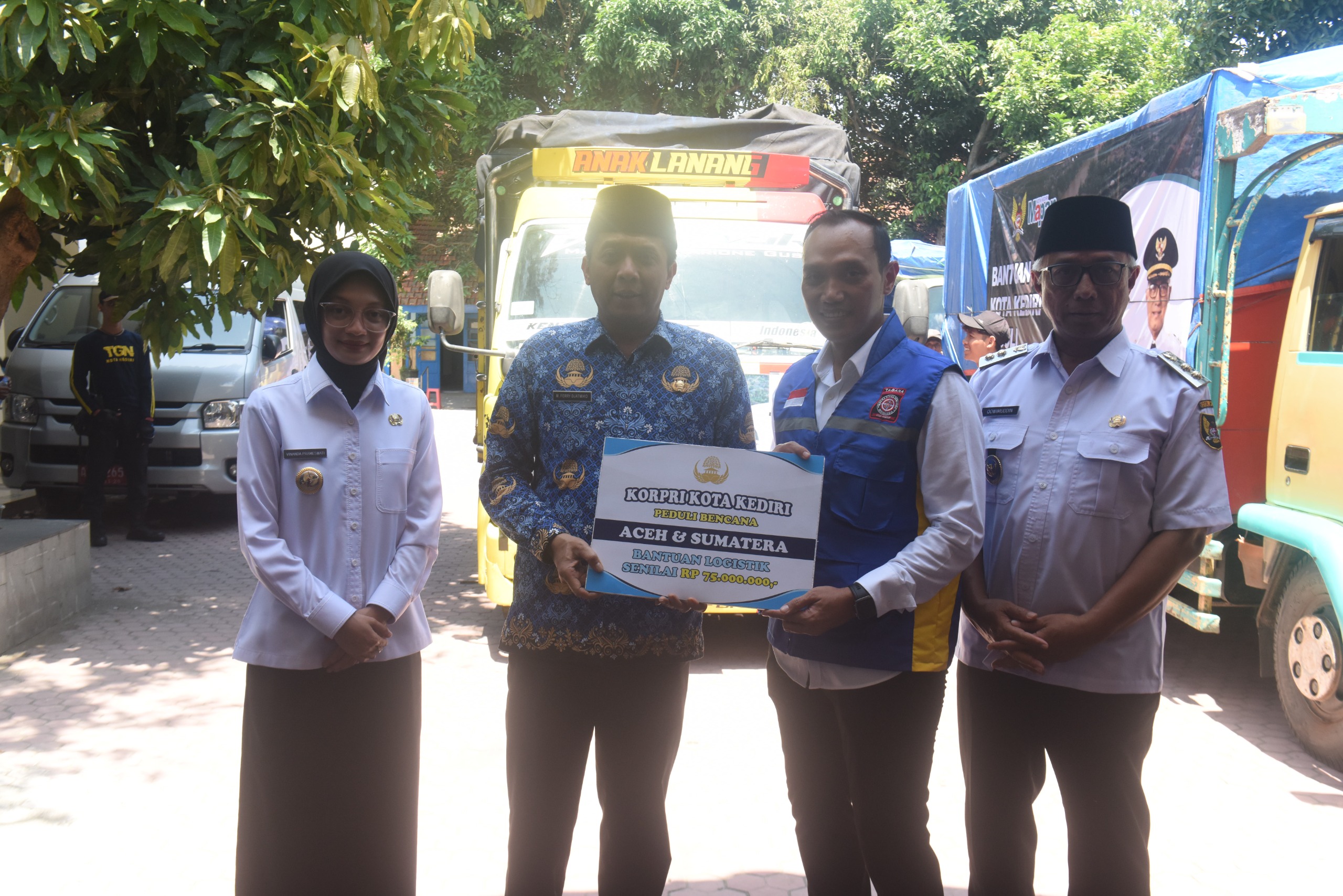 Mbak Wali Lepas Tujuh Truk Bantuan Logistik untuk Aceh, Sumatera Utara dan sekitarnya 