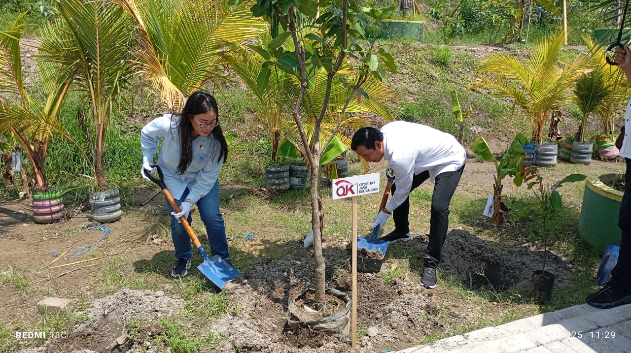 OJK Kediri Dukung Tujuan Pembangunan Berkelanjutan, Serahkan Ratusan Bibit Pohon di TPA Winongo Madiun