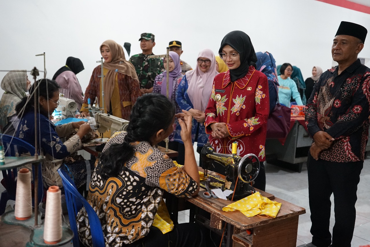 Dukung Ekonomi Kerakyatan, Mbak Wali Resmikan Gerai Koperasi Kelurahan Merah Putih di Ngadirejo 