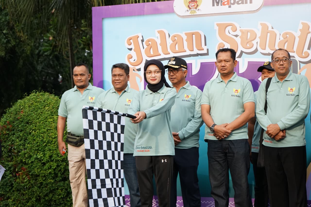 Jalan Sehat Bersama LKK, Mbak Wali Hadirkan Mobil Pelayanan Masyarakat untuk Perkuat Layanan Kelurahan
