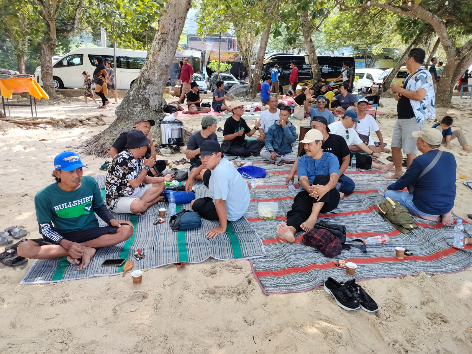 Warga Kauman Bangun Interaksi Positif Lewat Bonding di Pantai Pasir Putih Trenggalek 
