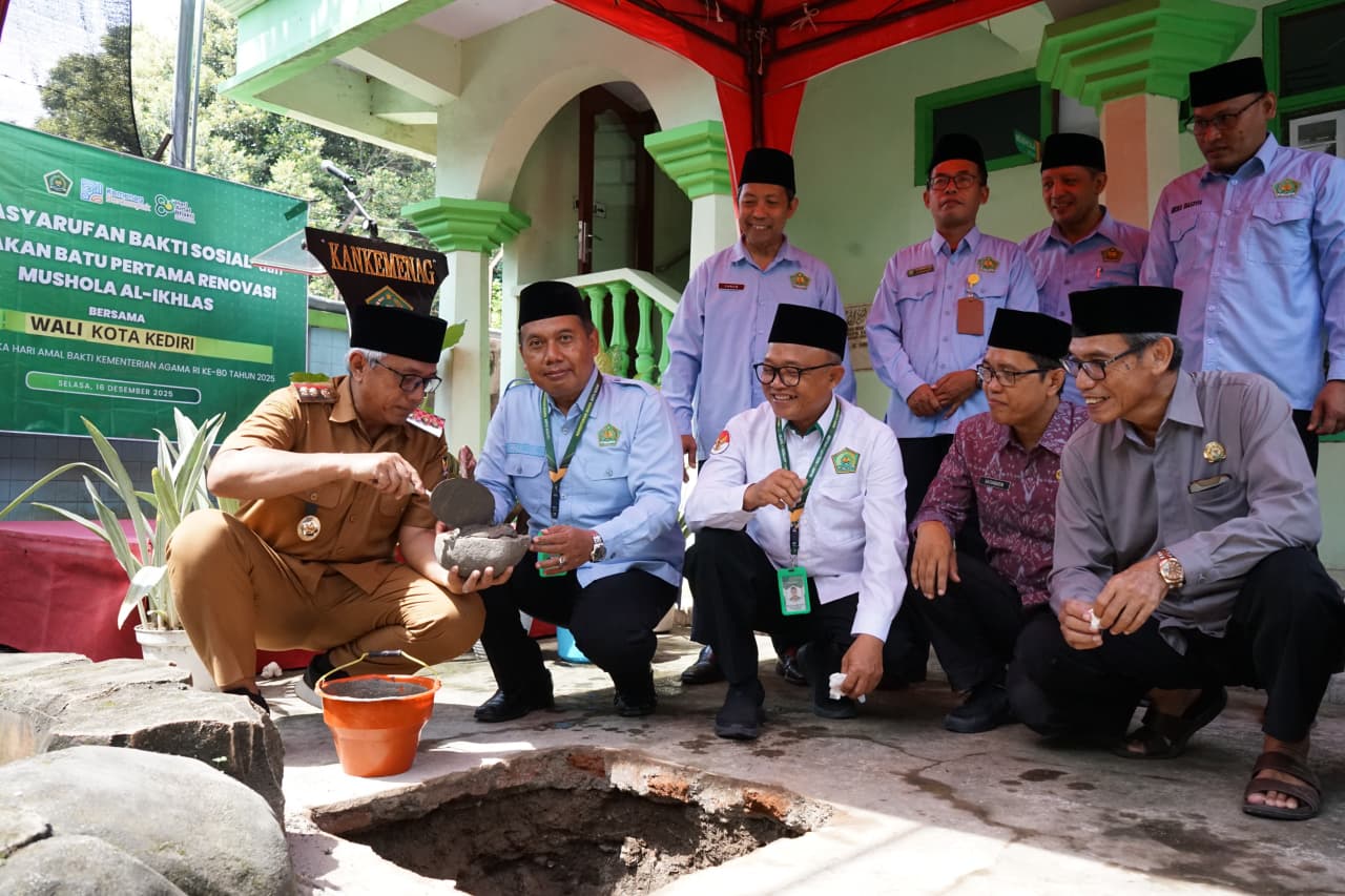 Peletakan Batu Pertama Renovasi Mushala Al-Ikhlas Kantor Kemenag Kota Kediri, Gus Qowim serahkan Tali Asih Bakti Sosial Hari Amal Bakti Kemenag