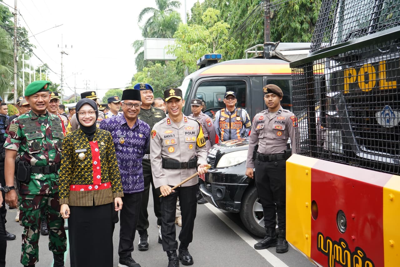 Mbak Wali Pimpin Apel Gelar Pasukan Operasi Lilin Semeru 2025, Pastikan Pengamanan Natal dan Tahun Baru Aman serta Kondusif