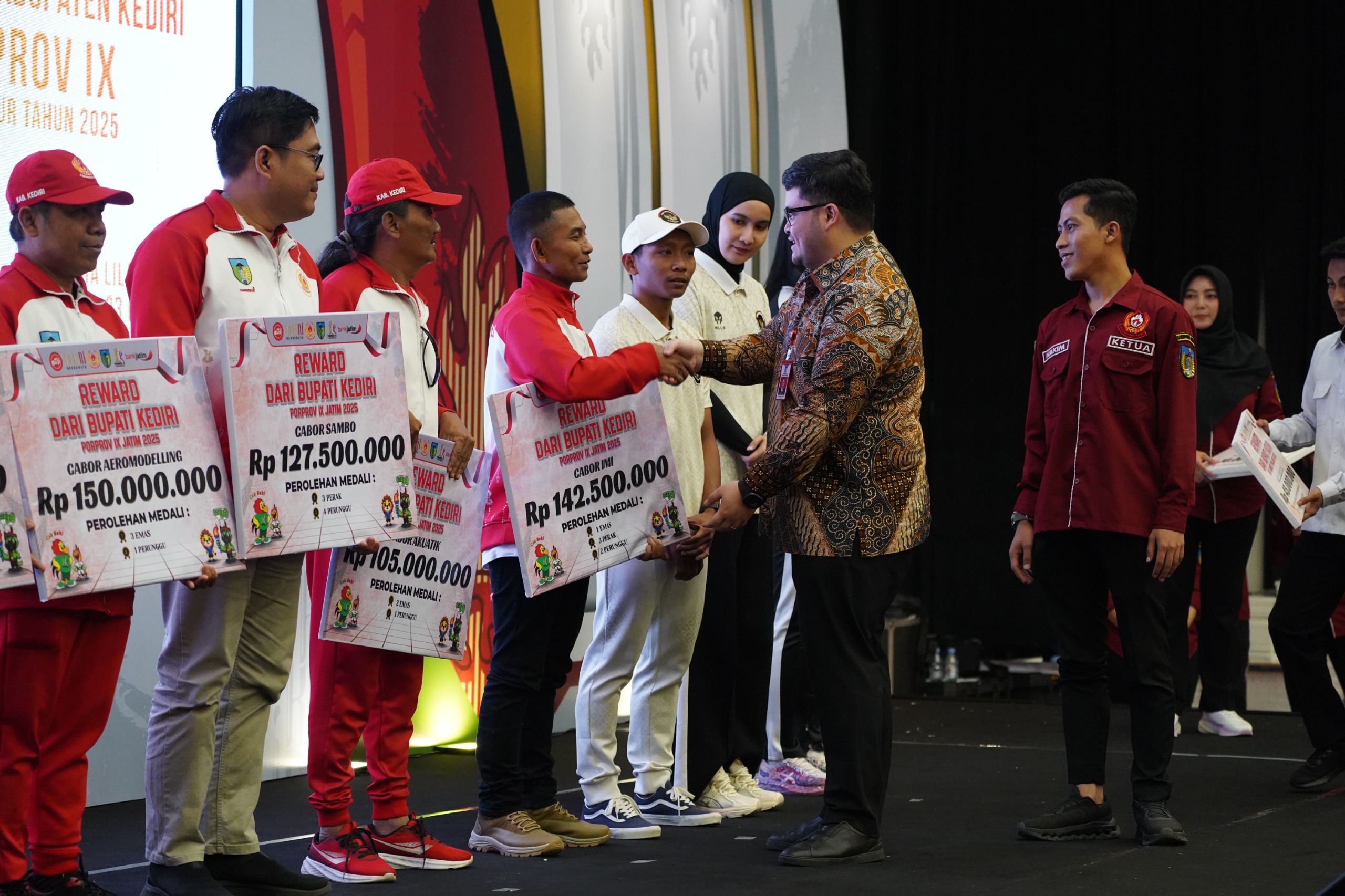 Bupati Kediri mengapresiasi atas kenaikan peringkat yang diperoleh Kontingen Kabupaten Kediri dalam Pekan Olahraga Provinsi (Porprov) Jatim Ke-IX Tahun 2025.