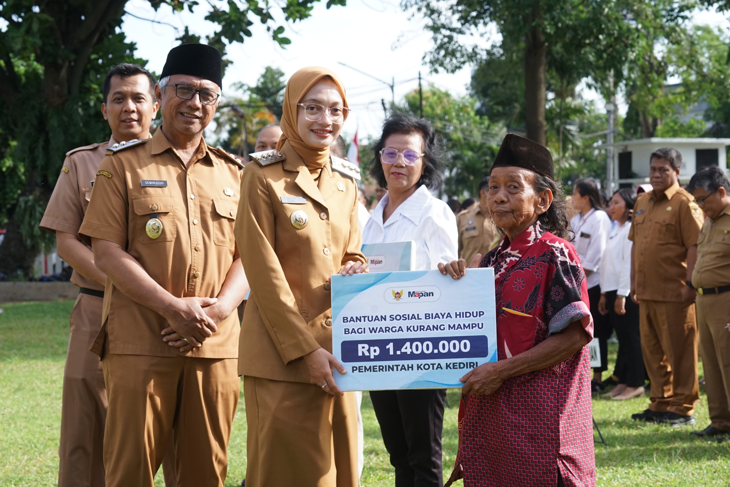 Mbak Wali Serahkan Bantuan Modal Gerobak dan Bantuan Sosial kepada PKL Terdampak Relokasi Jalan Joyoboyo dan Patiunus