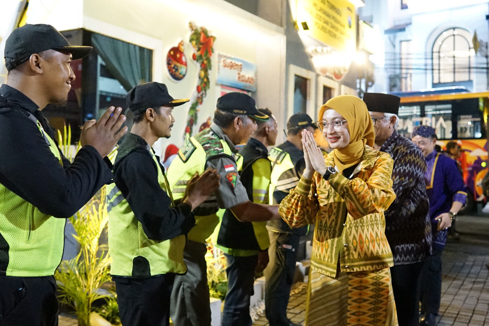 Mbak Wali dan Forkopimda Tinjau Pos Pengamanan dan Pelayanan Malam Tahun Baru, Pastikan Warga Aman dan Nyaman