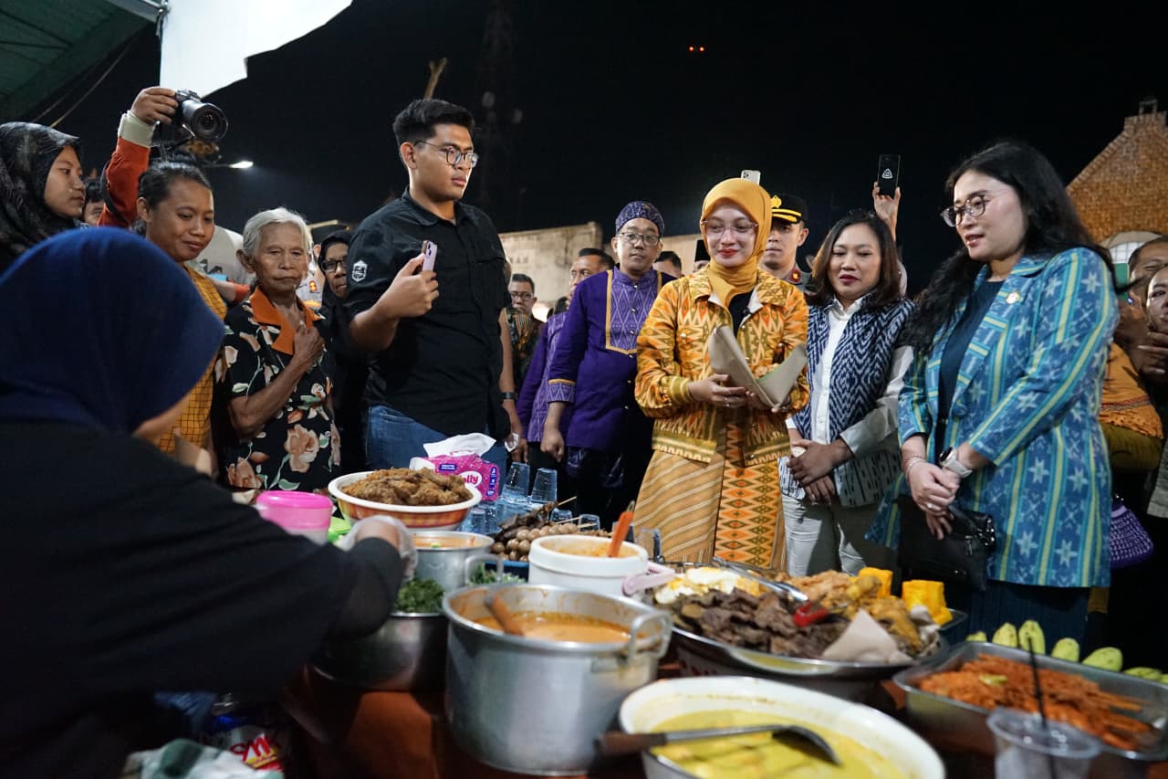 Mecel Bareng Mbak Wali di Jalan Stasiun, Pecel Tumpang Jadi Daya Tarik Kediri City Tourism