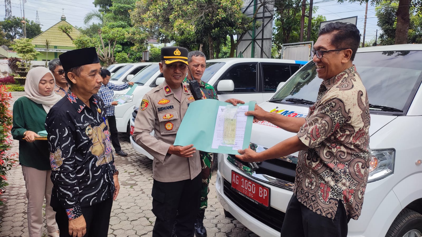 Tasyakuran Awal Tahun dan Penyerahan Mobmas di Kantor Kecamatan Pesantren, Kapolsek Tekankan Amanah Pelayanan Publik