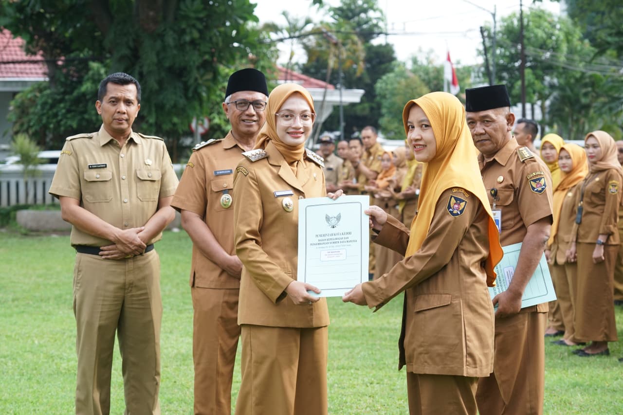 Mbak Wali Serahkan SK Kenaikan Pangkat 18 PNS, Tekankan Etika dan Pelayanan Publik