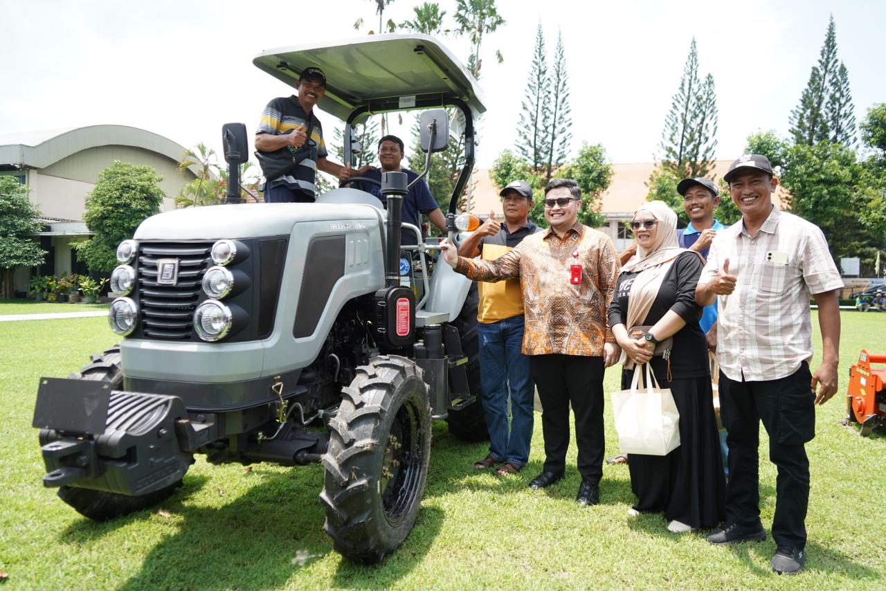 Capai Swasembada Pangan, Mas Dhito Kembali Salurkan Bantuan Alsintan dan Benih Padi