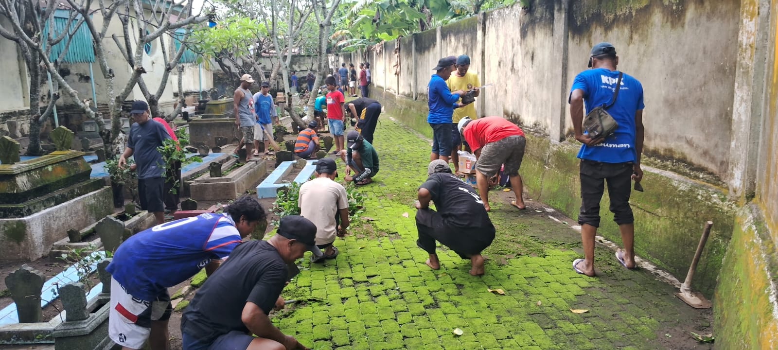 Kaum Penggali Kubur Kampung Kauman Bersih Bersih Makam, Ini Makna  Songsong Bulan Ramadhan 2026