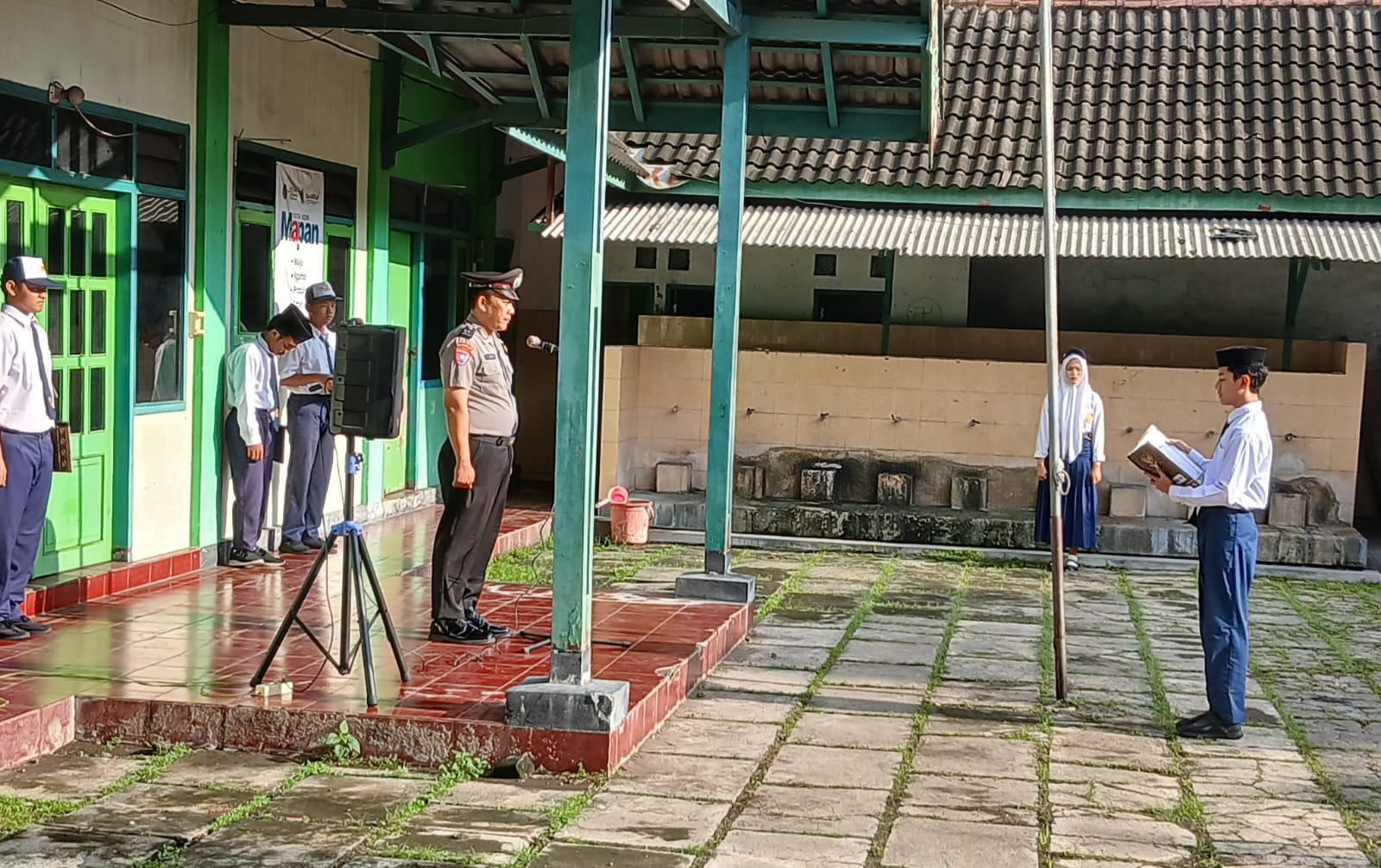 Police Goes to School: Sosialisasikan Kedisiplinan dan Pelarangan Pemakaian Sepeda Listrik di Jalan Raya