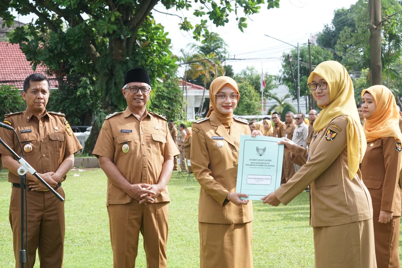 Pimpin Apel Pagi, Mbak Wali Serahkan SK Kenaikan Pangkat, Tekankan Integritas dan Kode Etik ASN