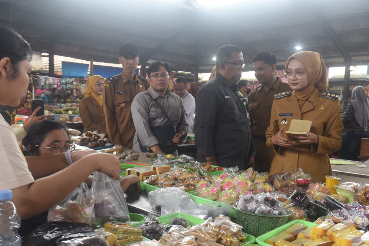 Mbak Wali Turun Langsung Tinjau  Pasar, Pastikan Harga dan Ketersediaan Bahan Pokok Aman Jelang Imlek dan Ramadhan