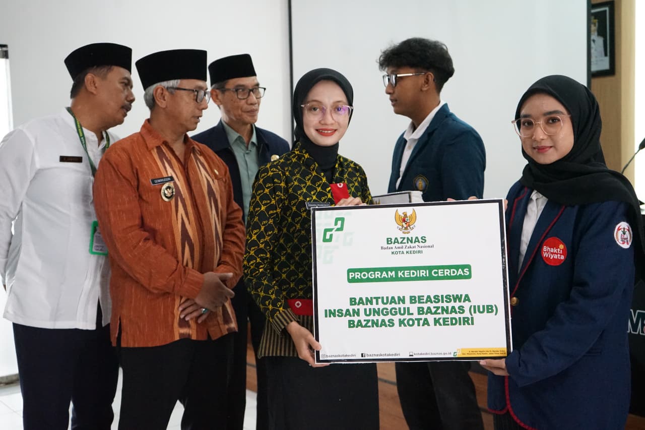 Mbak Wali Serahkan Beasiswa Insan Unggul Baznas, Tekankan Pentingnya Pendidikan bagi Generasi Penerus