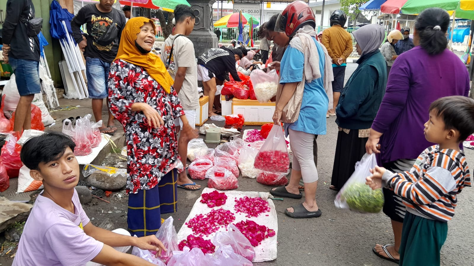 Tradisi Nyekar Menjadi Berkah Bagi Penjual Bunga Musiman