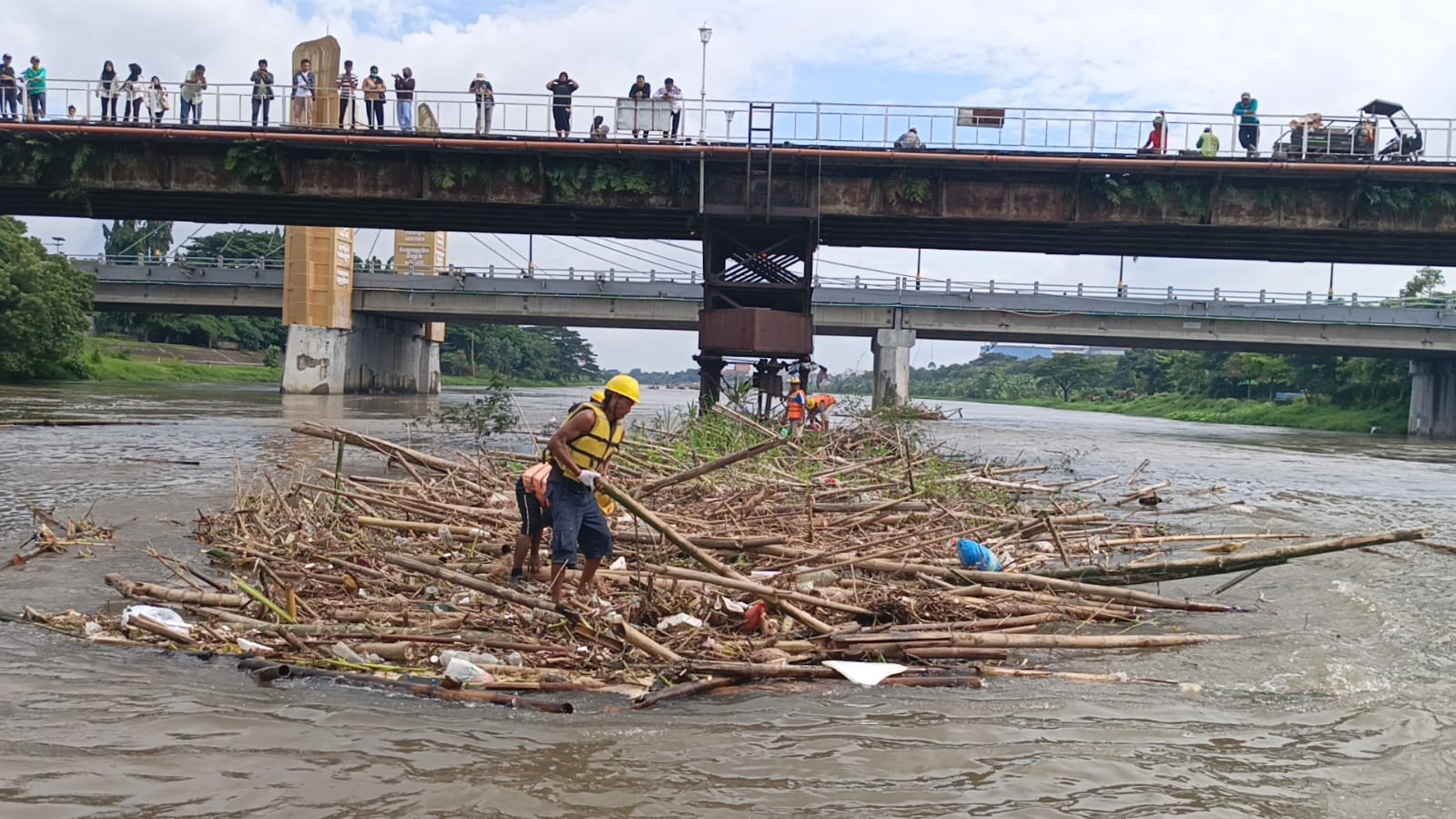 Peduli Cagar Budaya, Pemkot Kediri Gelar Pembersihan Jembatan Lama