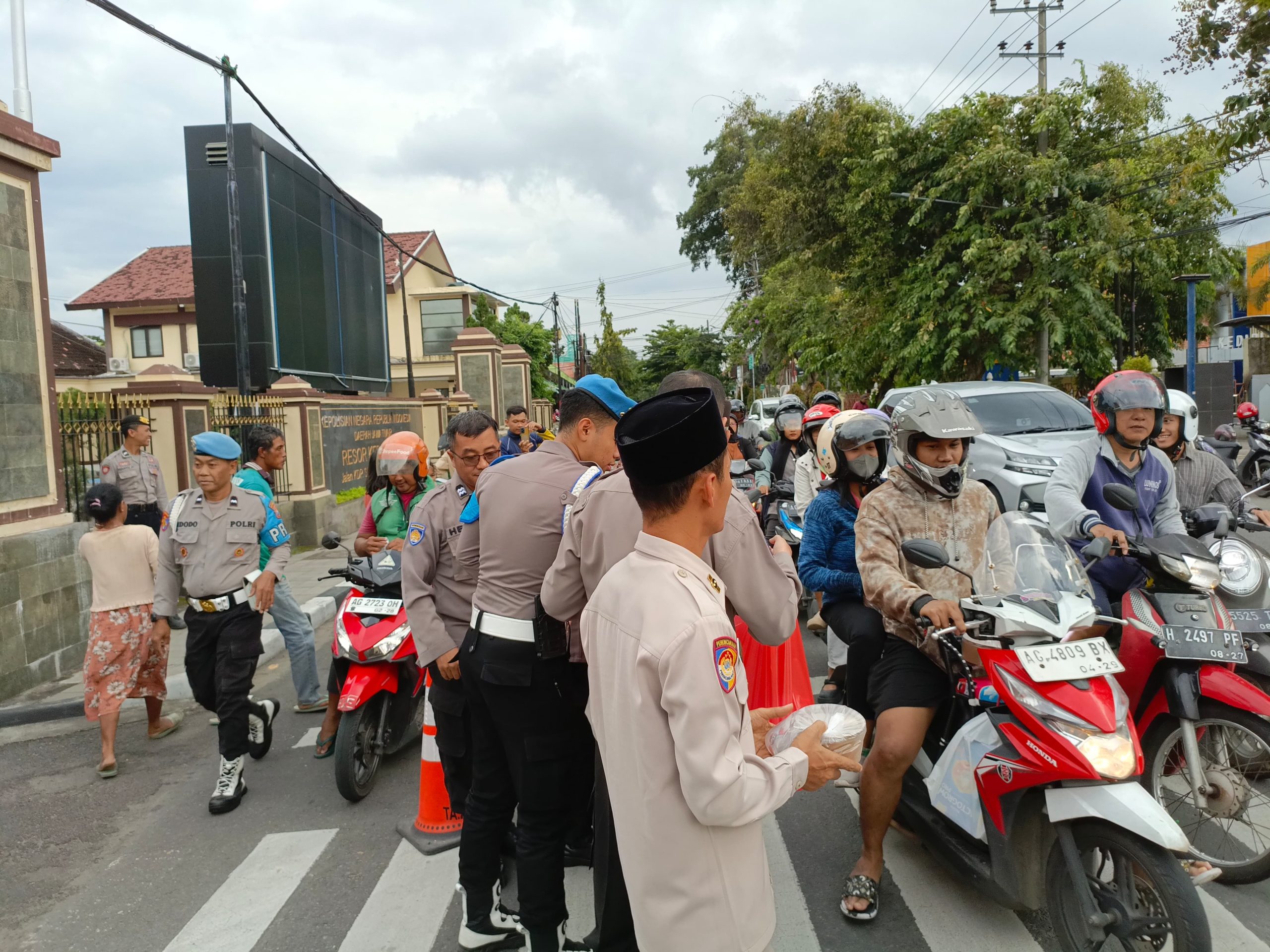 Serba - Serbi Ramadhan 2026: Polres Kediri Kota Bagikan Takjil Gratis di Depan Mako