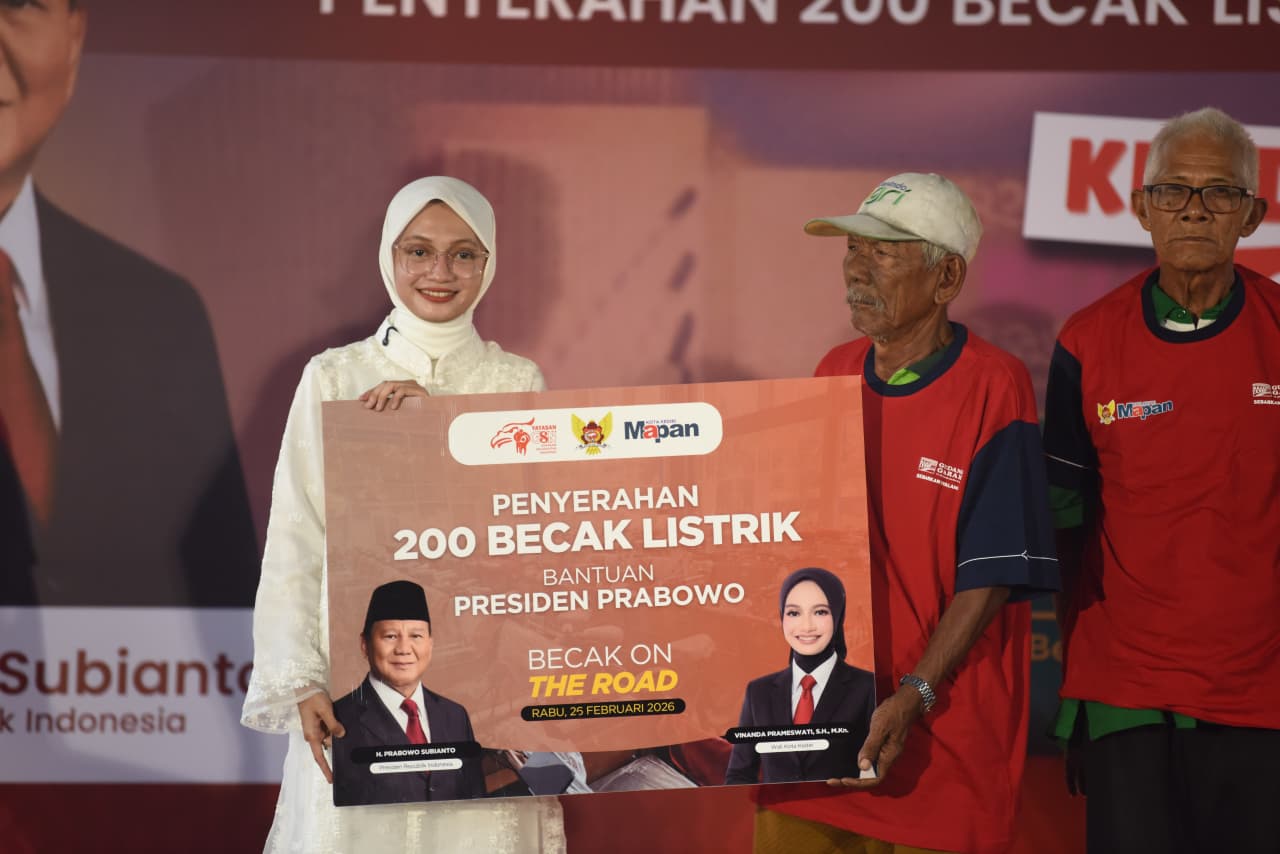 Penyerahan 200 Becak Listrik dari Presiden Prabowo dan Hadiah Umroh Tandai Satu Tahun Kepimpinan Walikota Kediri Mbak Vinanda - Gus Qowim