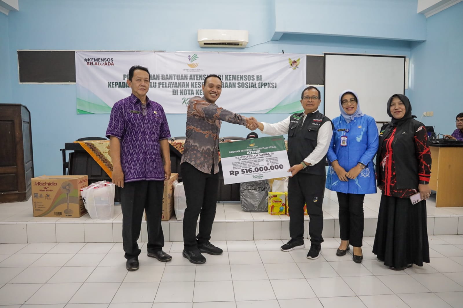 Dinsos Kota Kediri Fasilitasi Penyaluran 215 Bantuan ATENSi oleh Kemensos melalui Sentra Terpadu “Kartini” Temanggung