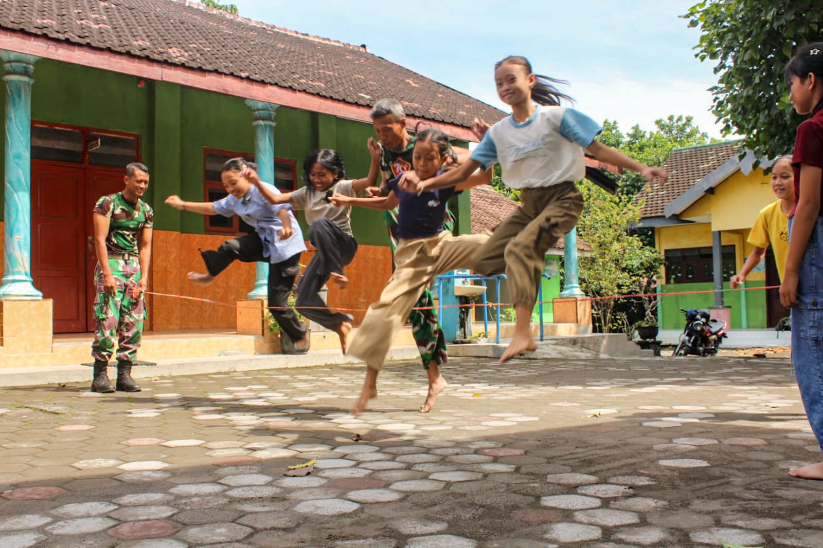 Satgas TMMD ke-12 Ajak Anak-Anak Mengenal Permainan Tradisional