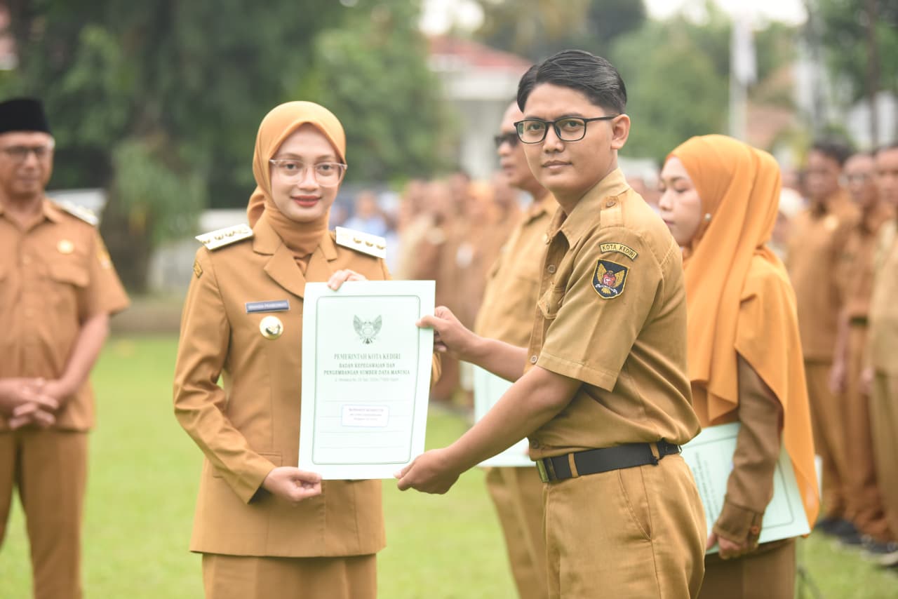 Serahkan SK Kenaikan Pangkat 76 ASN, Mbak Wali Tekankan Pelayanan Optimal di Bulan Ramadan