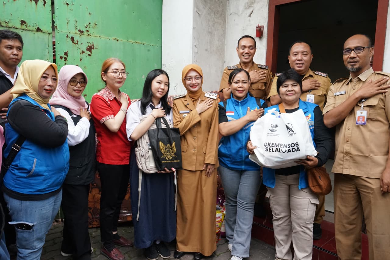 Datangi Rumah Penerima Manfaat, Mbak Wali Salurkan Bantuan ATENSI dari Kemensos