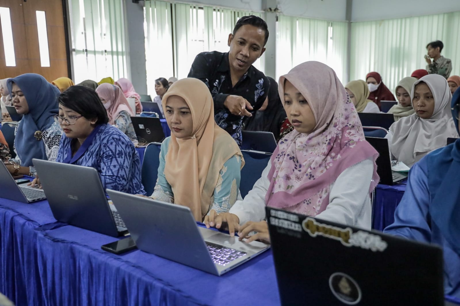 Guna menciptakan pembelajaran yang menyenangkan sekaligus mendorong metode pengajaran yang kreatif dan adaptif, Pemerintah Kota Kediri melalui Dinas Pendidikan menggelar Bimbingan Teknis (Bimtek) Digitalisasi Pembelajaran PAUD, Selasa (3/3), di Aula Ki Hajar Dewantara.Mengusung tema “Membuat Media Pembelajaran Animasi dengan Kecerdasan Artifisial (AI)”, kegiatan ini direncanakan berlangsung selama dua hari dengan melibatkan 123 Taman Kanak-Kanak serta 122 Kelompok Bermain dan Satuan PAUD Sejenis se-Kota Kediri.

Kepala Dinas Pendidikan Kota Kediri Mandung Sulaksono dalam sambutannya menegaskan bahwa pesatnya perkembangan era digital menuntut para pendidik untuk terus beradaptasi dengan teknologi. Apalagi saat ini pemerintah pusat melalui Kementerian Pendidikan, Kebudayaan, Riset, dan Teknologi telah memberikan dukungan berupa Papan Interaktif Digital (PID) dan laptop sebagai media pembelajaran guna menunjang interaksi serta eksplorasi anak usia dini.

“Nah ini salah satu terobosan yang teman-teman PAUD/TK bisa manfaatkan untuk pembelajaran. Sehingga anak-anak kita bisa tertarik, bisa merespon apa yang disampaikan,” ujarnya.

Mandung menambahkan, meskipun teknologi semakin mempermudah proses pembelajaran, para pendidik tetap harus bijak dalam pemanfaatannya serta memastikan pengawasan saat anak-anak mengakses perangkat digital.

Dengan sarana dan infrastruktur yang telah tersedia, Ia mendorong para guru untuk memaksimalkan penggunaannya demi mendukung kegiatan belajar mengajar yang lebih interaktif dan menyenangkan. Menurutnya, bimtek ini menjadi salah satu upaya untuk membekali dan meningkatkan kompetensi guru untuk mengoperasikan perangkat interaktif sekaligus mengembangkan media pembelajaran berbasis animasi.

Setelah mengikuti kegiatan ini, para peserta diharapkan dapat langsung mengimplementasikan pengetahuan dan keterampilan yang diperoleh di satuan pendidikan masing-masing. Bimtek ini turut menghadirkan narasumber dari TK Dharma Wanita Balowerti yang sebelumnya telah mengikuti pelatihan serupa.

“Mudah-mudahan dengan terobosan ini anak-anak kita semakin terpancing untuk bisa mengikuti pembelajaran dengan bahagia, sukacita, dan nyaman. Karena pendidikan anak usia dini adalah kunci utama pembangunan fondasi karakter, kognitif dan sosial anak di masa emasnya,” pungkasnya.