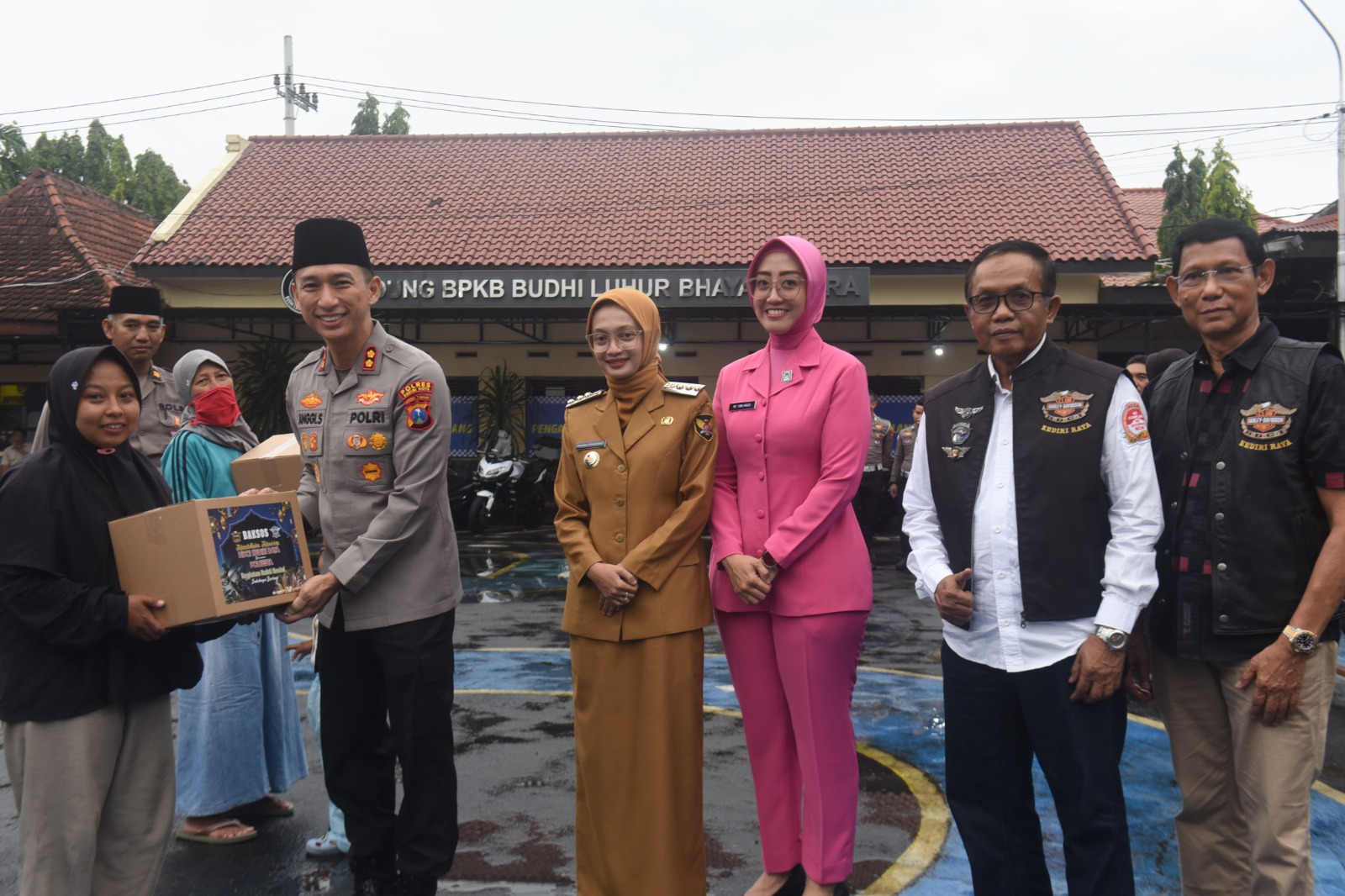 Bersama HDCI Kediri Raya dan Polres Kediri Kota, Mbak Wali Bagikan Sembako dan Takjil