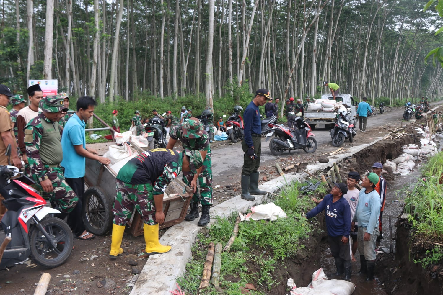 Satgas TMMD 127 dan Warga Gadungan Gotong Royong Perkuat Dinding Sungai di Jalur Hubung Antar Dusun di Kediri