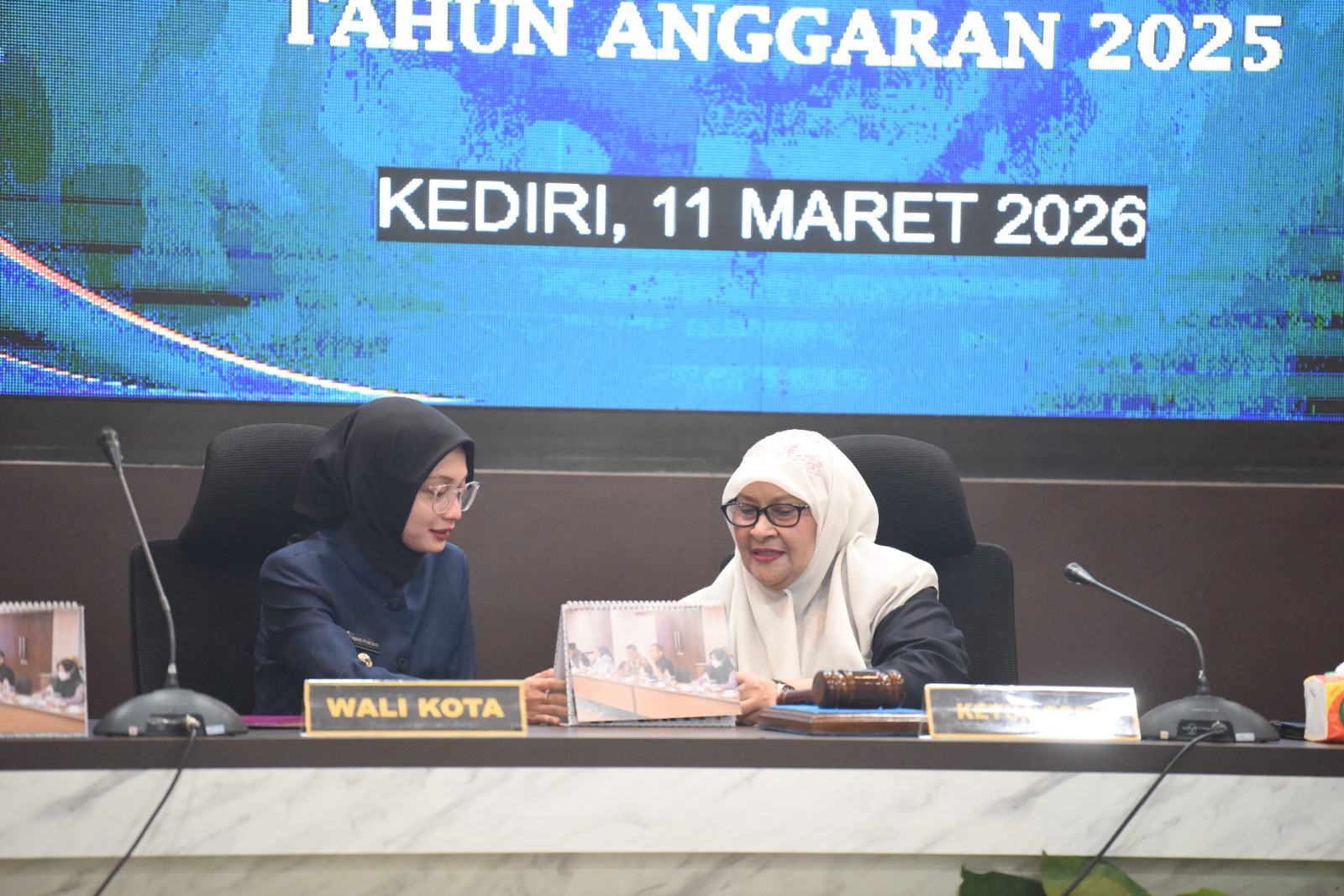 Mbak Wali Sampaikan LKPJ Tahun Anggaran 2025 di Rapat Paripurna DPRD