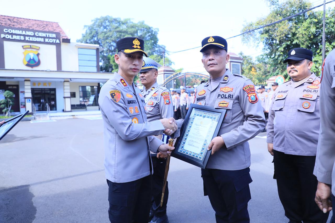 Kapolres Kediri Kota Berikan Penghargaan kepada 35 Personel dan 11 Warga Berprestasi