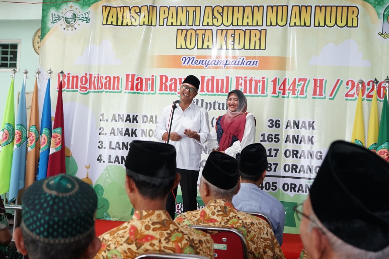 Perkuat Kepedulian Ramadan, Gus Qowim Serahkan Bingkisan Idulfitri bagi 405 Anak Yatim dan Lansia