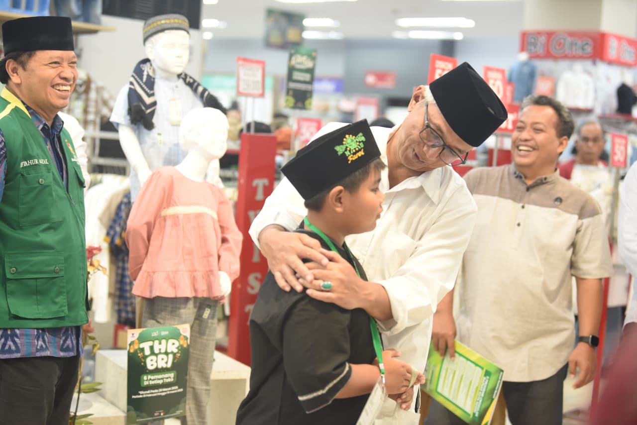 OASE Hadirkan Kebahagiaan, Gus Qowim dan Ning Faiq Dampingi 43 Anak Yatim Belanja Kebutuhan Idulfitri
