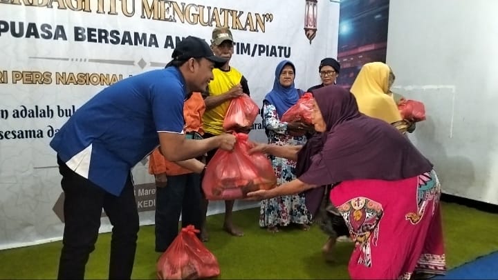 Bakti Sosial HPN 2026, PWI Kediri Raya Salurkan Sembako dan Santuni Ratusan Anak Yatim.