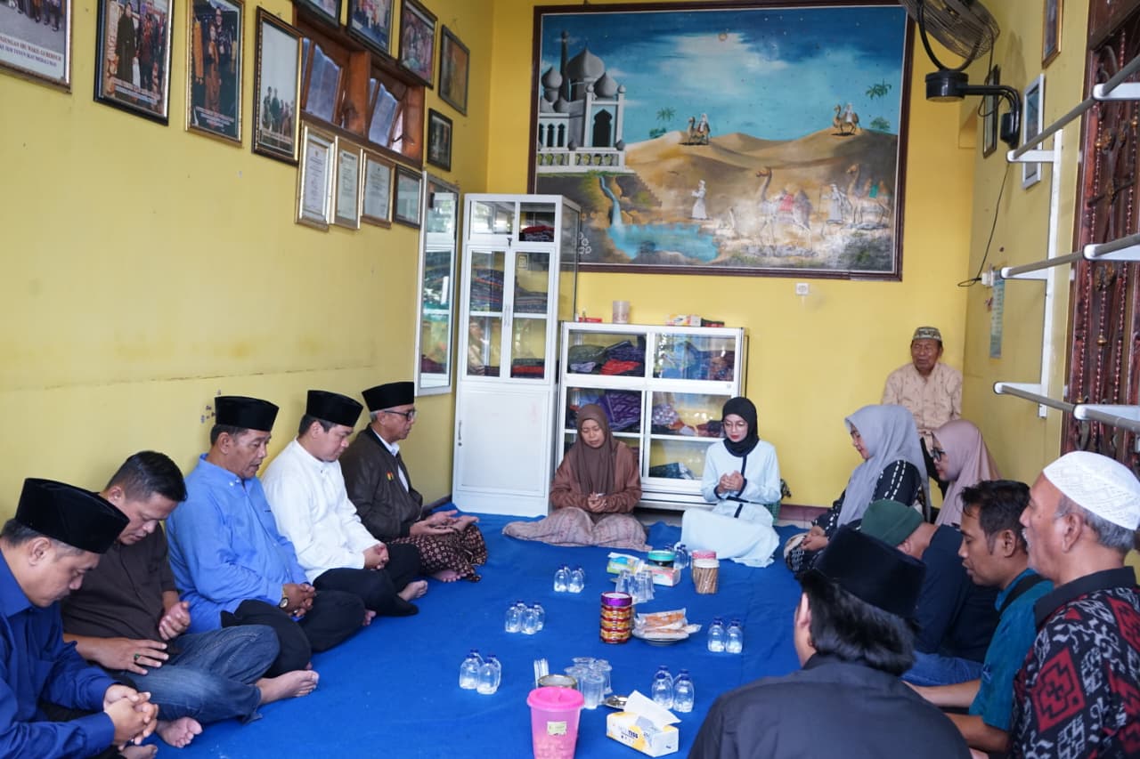 Mbak Wali dan Gus Qowim Takziah ke Rumah Duka Pengrajin Tenun Ikat Bandar Kidul Medali Mas, Sampaikan Duka Mendalam