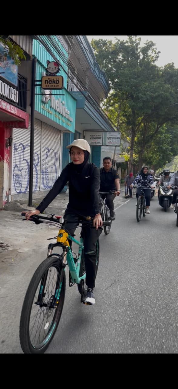 Jumat Pertama Terapkan WFH-WFO, Mbak Wali Ajak Kepala OPD Bersepeda ke Kantor