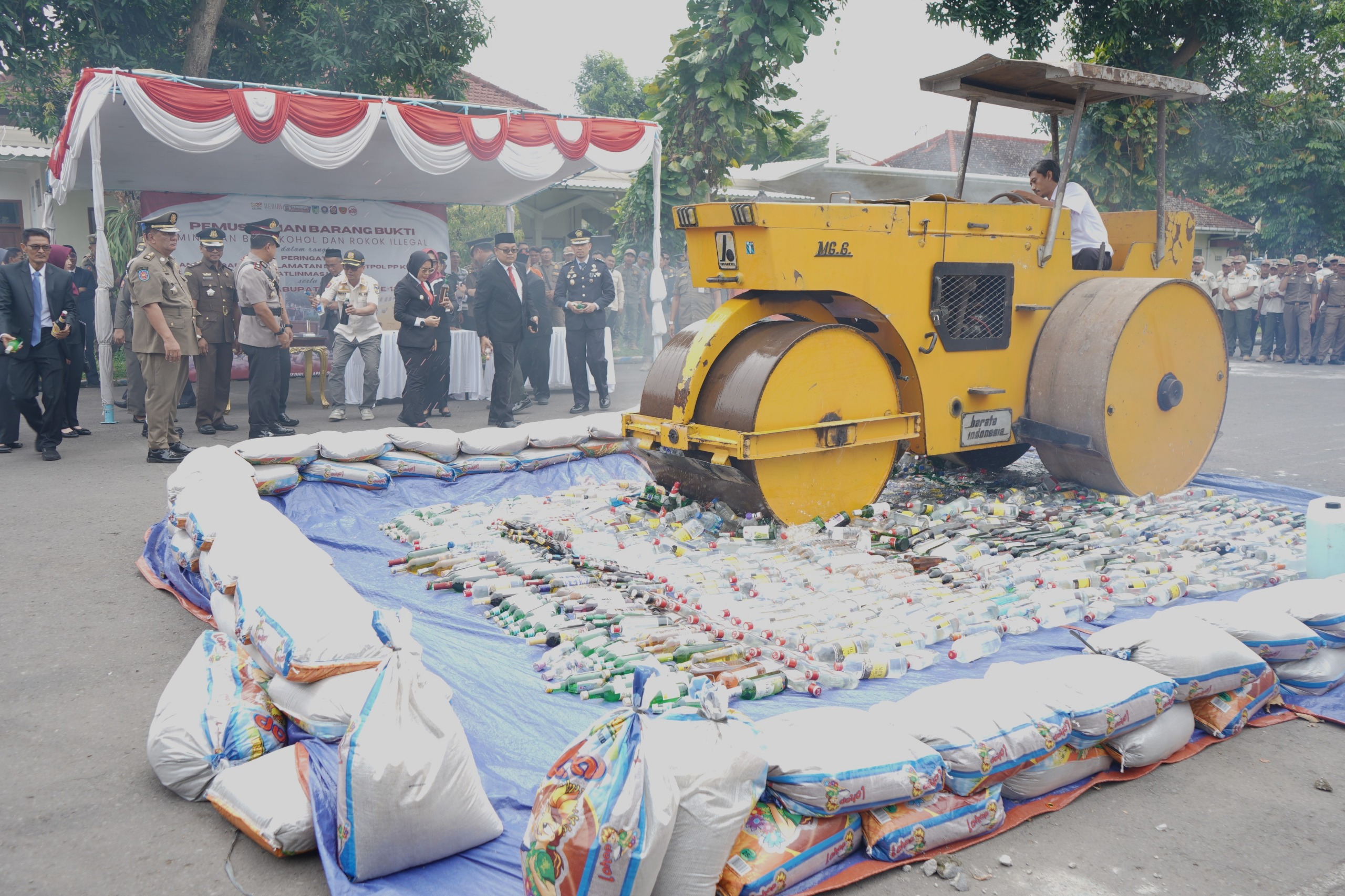 HUT Satpol PP Ke-76, Pemkab Kediri Musnahkan Miras dan Rokok Ilegal