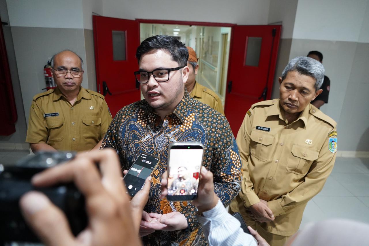 Suspend SPPG, Mas Dhito Jenguk Siswa Diduga Keracunan MBG