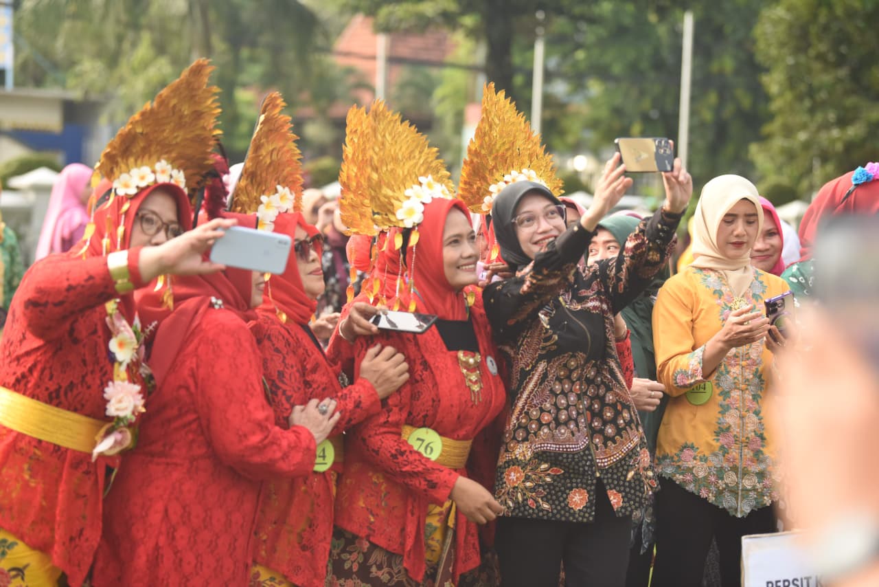 Mbak Wali Senam Bersama Organisasi Wanita, Peserta Tampil Anggun dan Energik dengan Kebaya