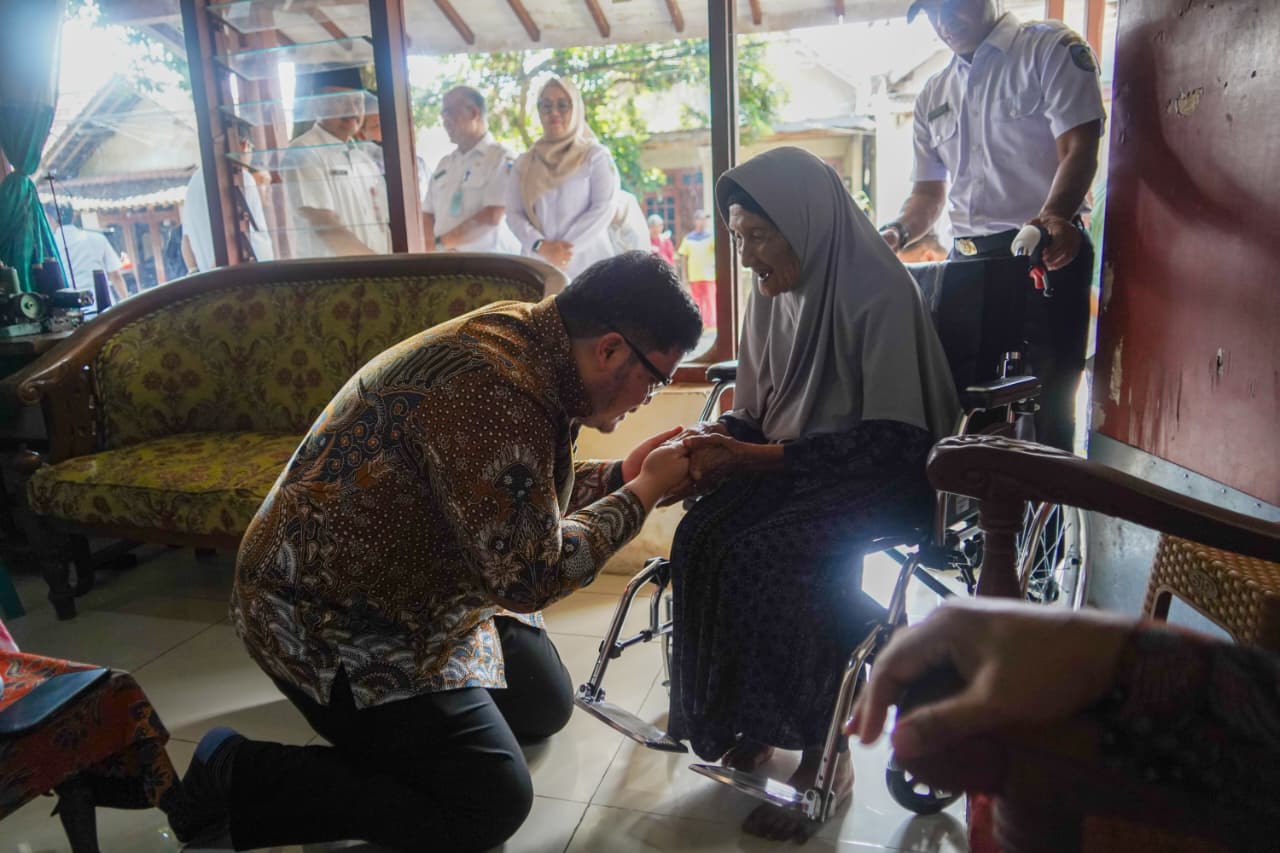 Kunjungi Rumah Mbah Marsiyah CJH Tertua, Mas Dhito Beri Kursi Roda