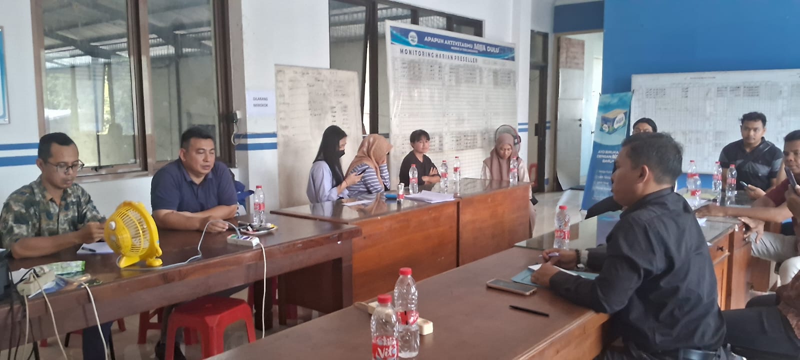 Konsumen Geruduk Kantor CV Welong Jaya Distributor AQUA di Kediri, Uang 2Miliar 40Juta Belum Jelas Pengiriman Barangnya