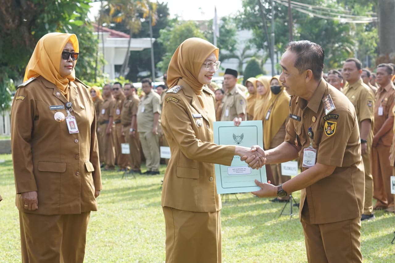 Mbak Wali Serahkan SK Kenaikan Pangkat, Dorong Setiap Program Beri Dampak Nyata bagi Masyarakat