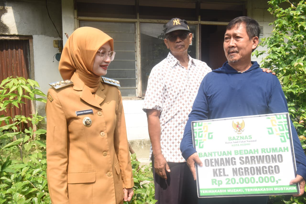 Mbak Wali Serahkan Bantuan Bedah Rumah Baznas Kota Kediri, Warga Ngronggo Dapat Hunian Layak